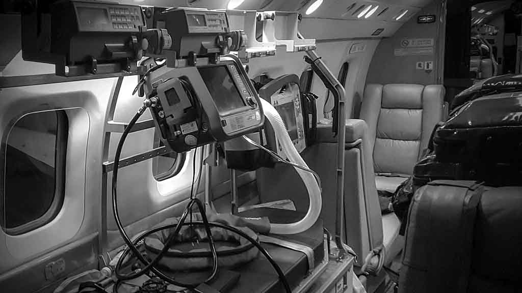 Medizinische Ausrüstung in einem Ambulanzflugzeug.